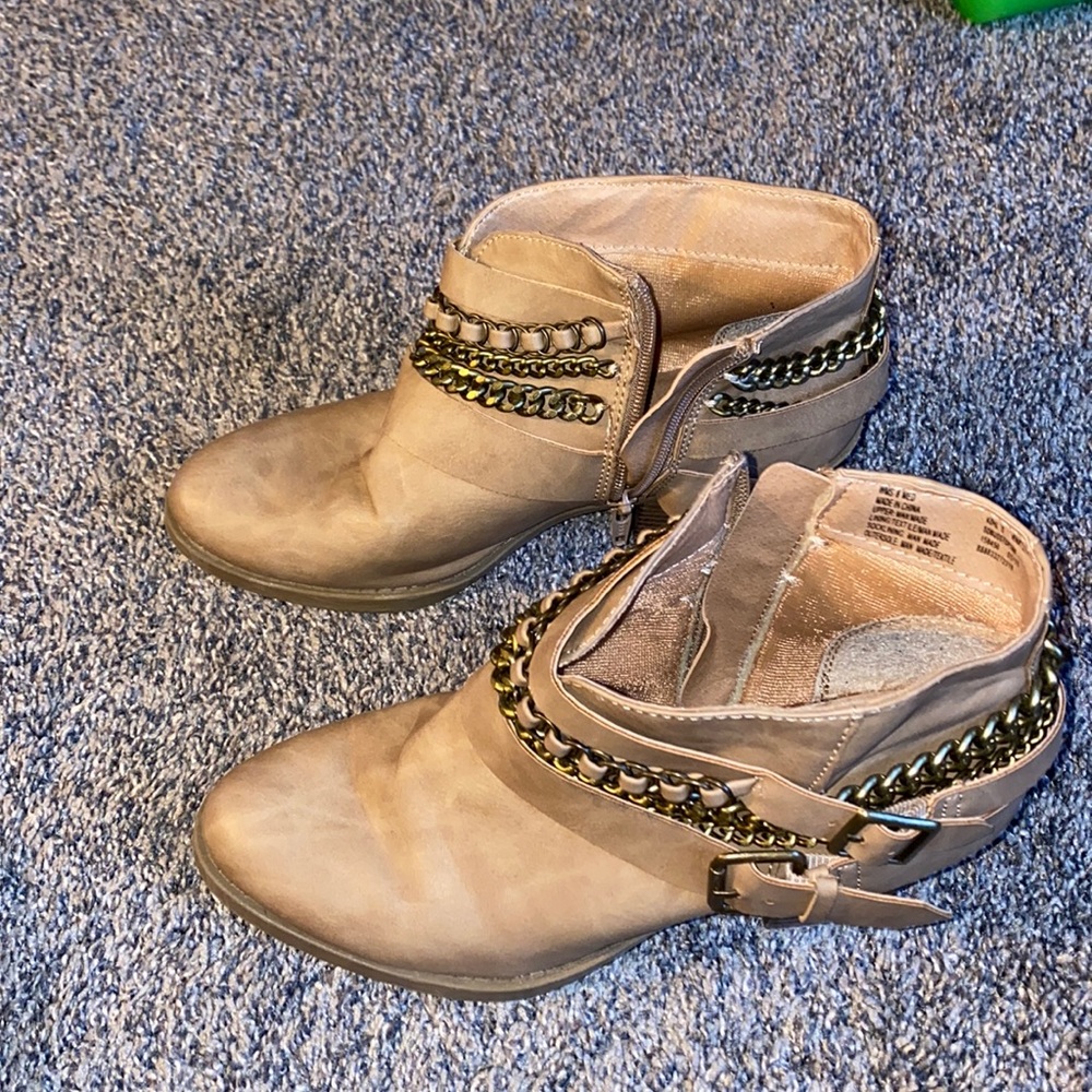 Heeled brown boots